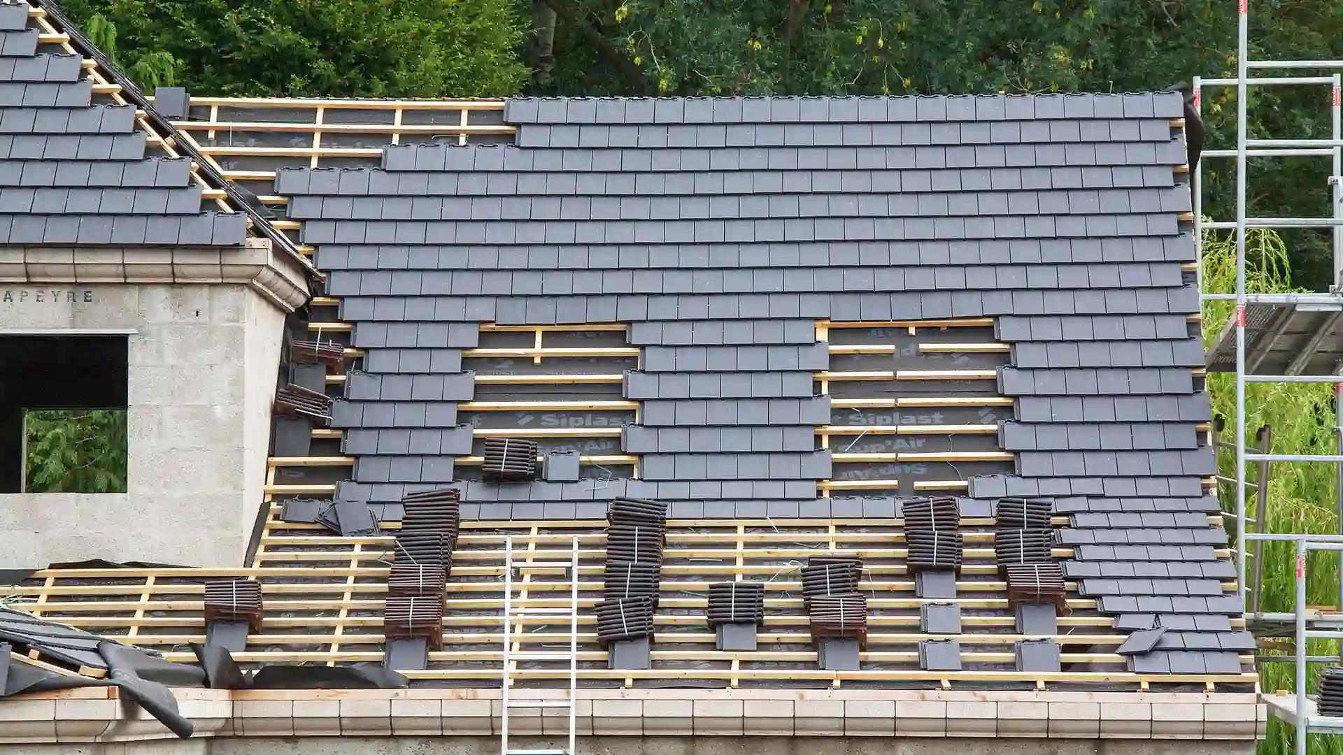 Toiture en ardoise en rénovation avec pose des ardoises et prix au m2.