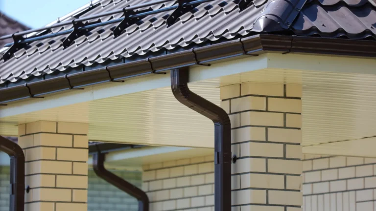 Gouttière en aluminium laqué marron sur une toiture, illustrant le prix moyen au mètre linéaire et le coût de l'installation professionnelle.